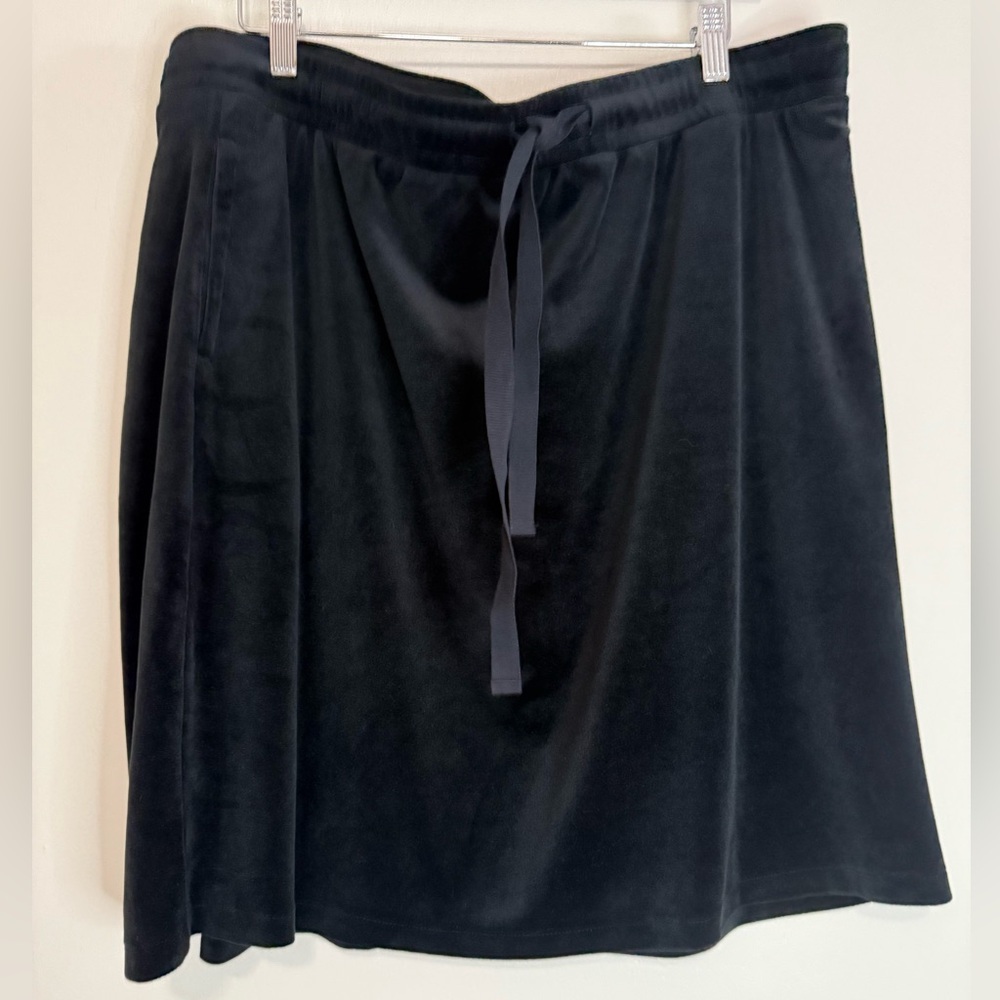 LOFT NWT Elegant Black Velvet Skirt with pockets in size 22